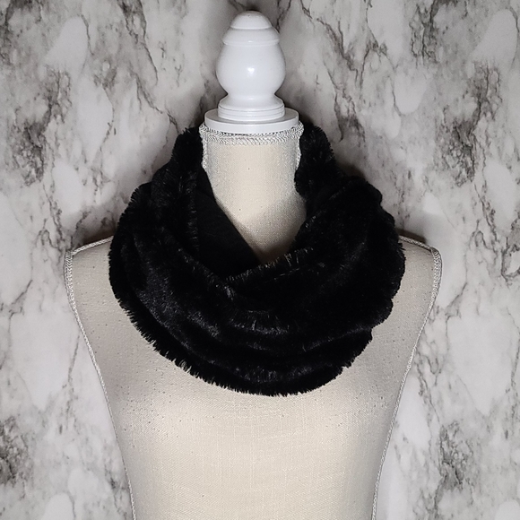 Accessories - Faux shearling infinity scarf